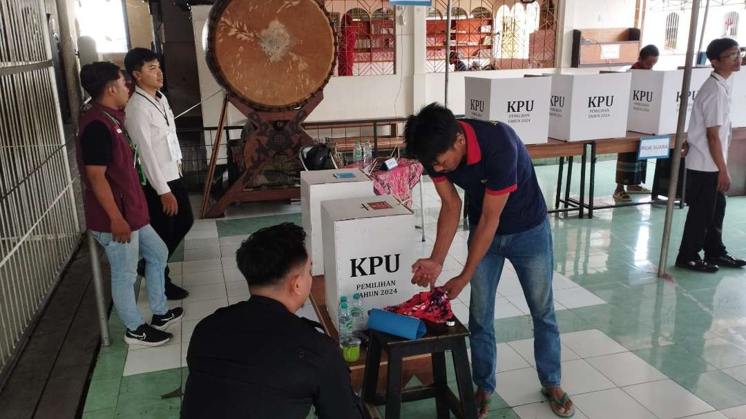 Proses pemungutan suara di TPS Khusus Lapas Klas IIA Jember (Foto: Rusdi/Ngopibareng.id)