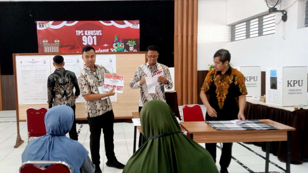 TPS khusus Lapas Kelas IIB Tuban saat proses penghitungan surat suara. (Foto: Khoirul Huda/Ngopibareng.id)