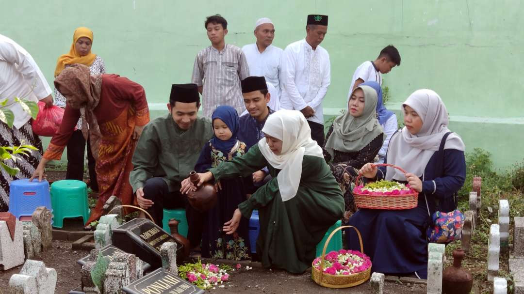 Cagub Jatim nomor urut 2, Khofifah Indar Parawansa, bersama keluarga melakukan ziarah ke makam keluarga jelang coblosan, Rabu 27 November 2024. (Foto: Fariz Yarbo/Ngopibareng.id)