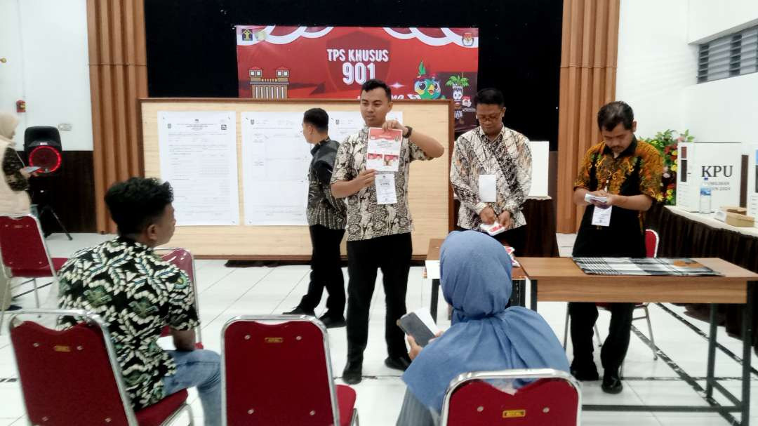 Rekapitulasi penghitungan surat suara di TPS Khusus 901 Lapas Kelas IIB Tuban. (Foto: Khoirul Huda/Ngopibareng.id)