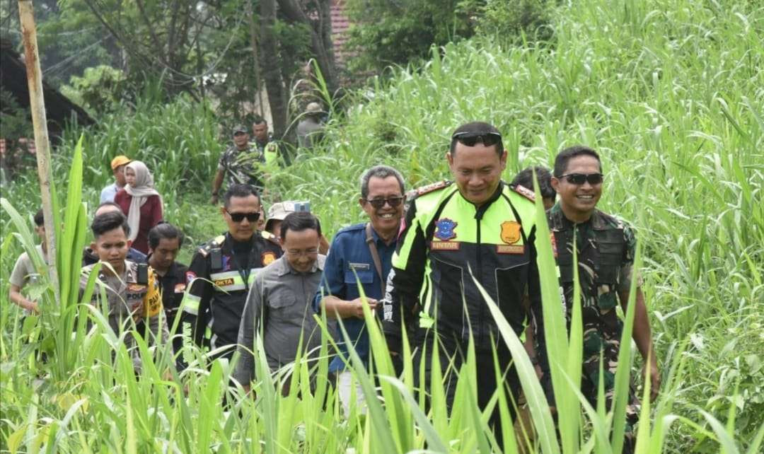 Kapolres Bondowoso AKBP Lintar Mahardhono dan Dandim 0822 Letkol Arh Ahmad Yani berjalan kaki untuk mengecek pencoblosan di TPS desa terpencil. (Foto: Guido Saphan/Ngopibareng.id)