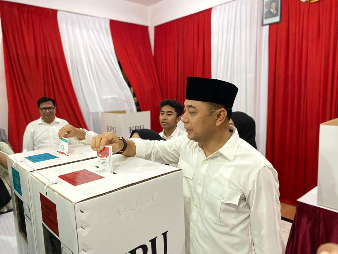 Walikota Surabaya Eri Cahyadi saat memasukkan surat suara ke kotak suara di TPS 4, Kelurahan Karah, Kecamatan Gayungan, Surabaya. (Foto: Julianus Palermo/Ngopibareng.id)