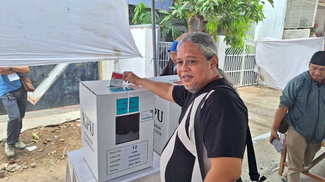 Pentolan pendukung kotak kosong dalam gelaran Pilwali Surabaya 2024 sekaligus Ketua MAKI Jatim, Heru Satrio saat memasukkan surat suara Pilwali Surabaya ke dalam kotak suara, di TPS 12, Kelurahan Darmo, Kecamatan Wonokromo, Surabaya. (Foto: Julianus Palermo/Ngopibareng.id)