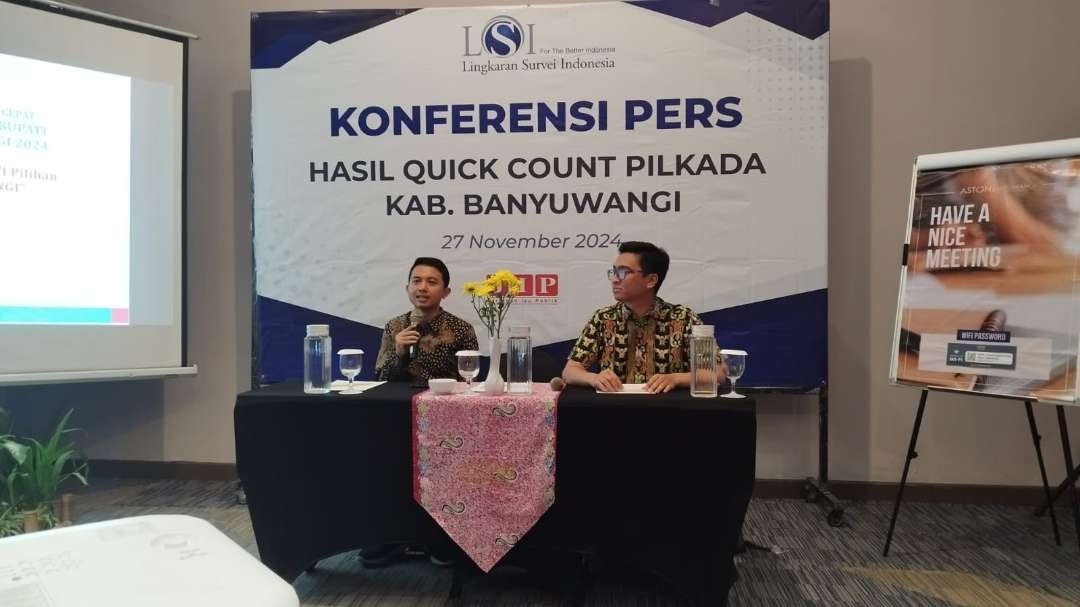 Peneliti LSI Denny JA menyampaikan hasil quick count Pilkada Banyuwangi, Jawa Timur. (Foto: Muh Hujaini/Ngopibareng.id)