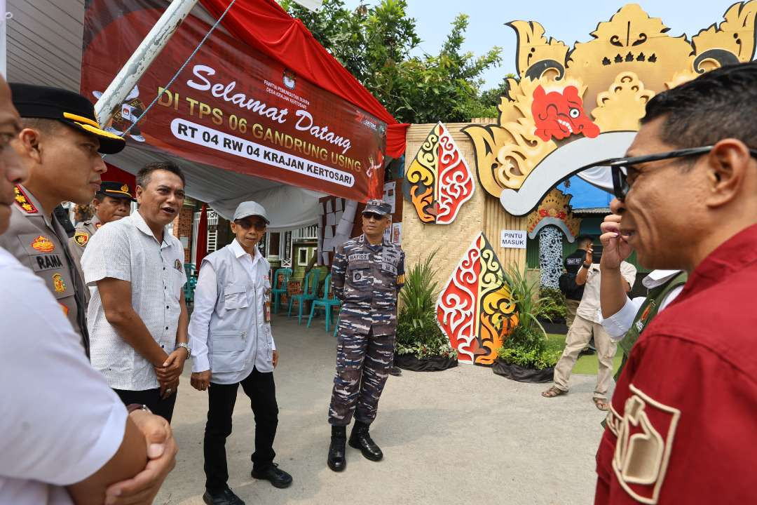 Forkopimda memantau pelaksanaan Pilkada di salah saru TPS di Kelurahan Kertosari (foto : istimewa)