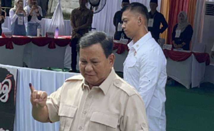 Presiden Prabowo Subianto menggunakan hak pilihnya di  TPS 08, Desa Bojong Koneng, Babakan Madang, Bogor, Jawa Barat. (Foto: Setpres)