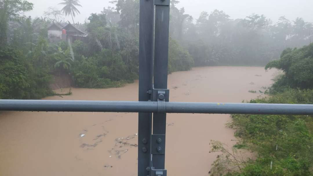 Sungai di barat kantor Kecamatan Bantur yang meluap (Foto: BPBD Kabupaten Malang)