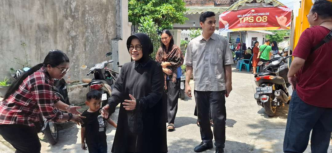 Reny Pramana beri motivasi Cabup Kediri Dhito dan Doakan Adiknya, Pramono Anung menang Pilgub DKI Jakarta. (Foto: Fendhy Lesmana/Ngopibareng.id)