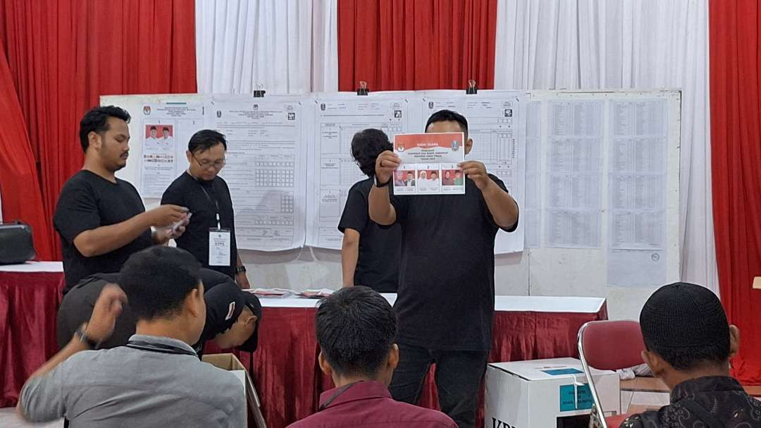 Perhitungan surat suara Pilgub Jatim 2024, di TPS tempat Walikota Surabaya Eri Cahyadi dan keluarganya menyalurkan hak pilih, di TPS 4, Perumahan Ketintang Permai, Kelurahan Karah, Kecamatan Jambangan, Kota Surabaya. (Foto: Julianus Palermo/Ngopibareng.id)