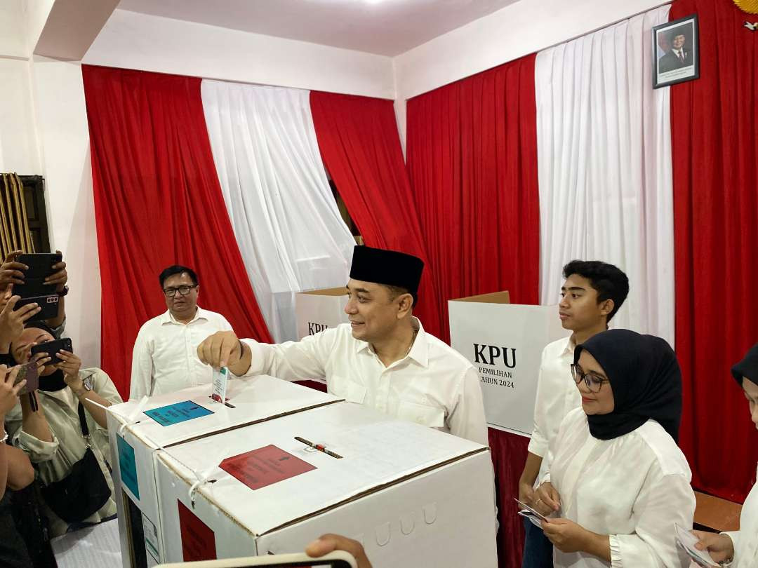 Walikota Surabaya Eri Cahyadi bersama istri dan kedua anaknya saat menggunakan hak pilihnya di TPS 4, Kelurahan Karah, Kecamatan Wonokromo. (Foto: Julianus Palermo/Ngopibareng.id)