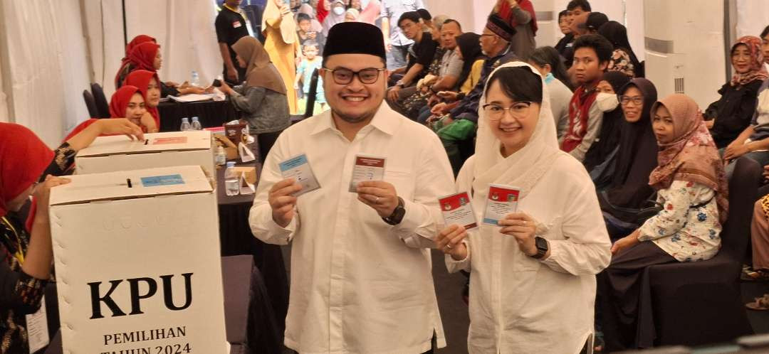 Calon Bupati Kediri Hanindhito Himawan Pramana bersama istri gunakan hak pilihnya di TPS (Foto: Fendi Lesmana/ngopibareng.id)