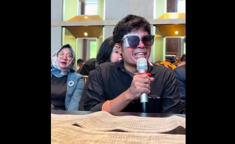 Video Agus Salim dan Novi Pratiwi sedang viral di media sosial. Video tersebut berisi Novi yang pergi meninggalkan forum mediasi dengan Agus. (Foto: Twitter)