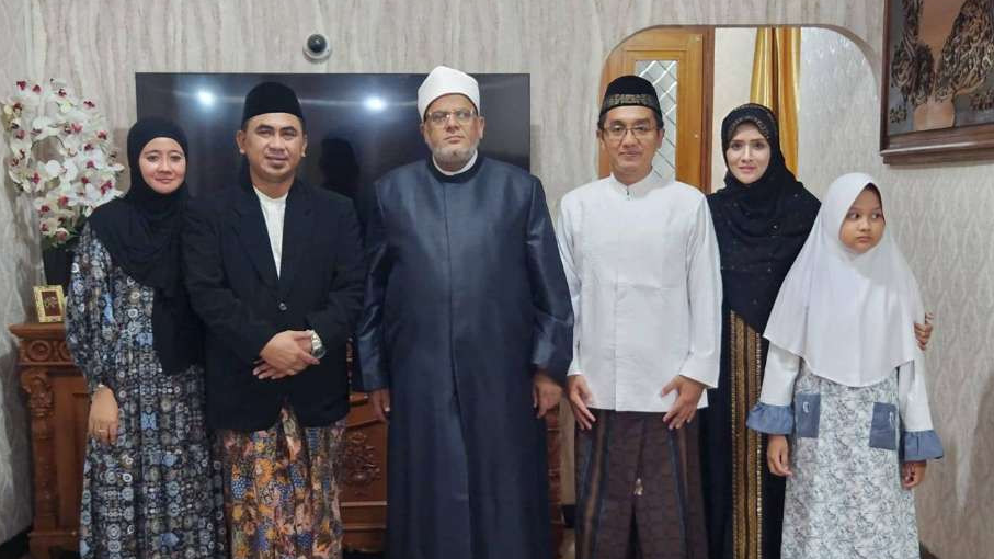 KH Afifuddin Dimyati alias Gus Awis, Pengasuh Pesantren Darul Ulum, Rejoso Jombang bersama Gus Taj Yasin bin Maimoen Zubair ketika bersama-sama menyambut kehadiran ulama asal Mesir. (Foto: dok/ngopibareng.id)