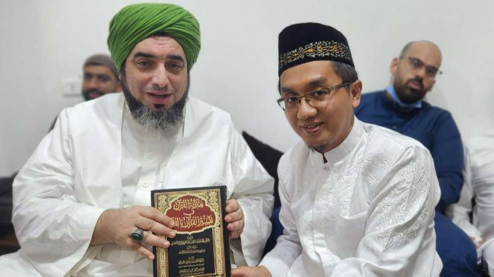 KH Afifuddin Dimyati, Pengasuh Pesantren Darul Ulum Rejoso Jombang (kanan) ketika memberikan sebuah kitab karyanya kepada seorang ulama asal Timur Tengah. (Foto: dok/ngopibareng.id)