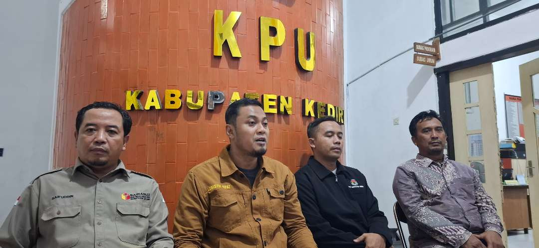 Jelang dini hari Komisi Pemilihan Umum (KPU) Kabupaten Kediri Jawa timur menggelar pers rilis tentang informasi perkembangan penyelenggaraan Pilkada 2024. (Foto: Fendhy Lesmana/Ngopibareng.id)