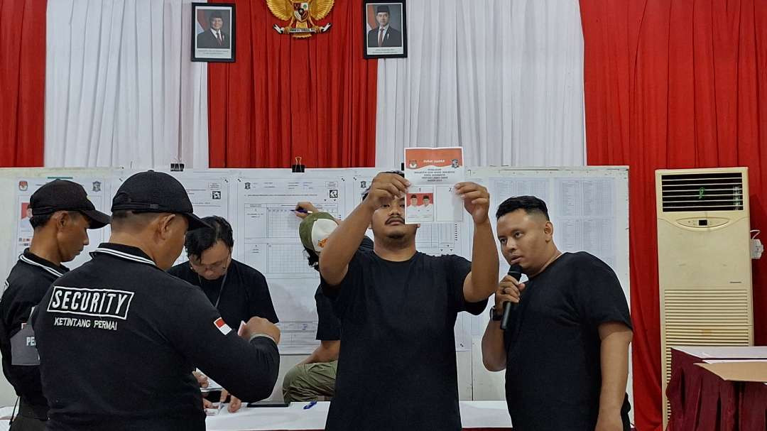 Proses perhitungan surat suara Pilwali Surabaya 2024 di TPS 4, Kelurahan Karah, Kecamatan Jambangan, Surabaya, tempat Walikota Surabaya Eri Cahyadi mencoblos. (Foto: Julianus Palermo/Ngopibareng.id)