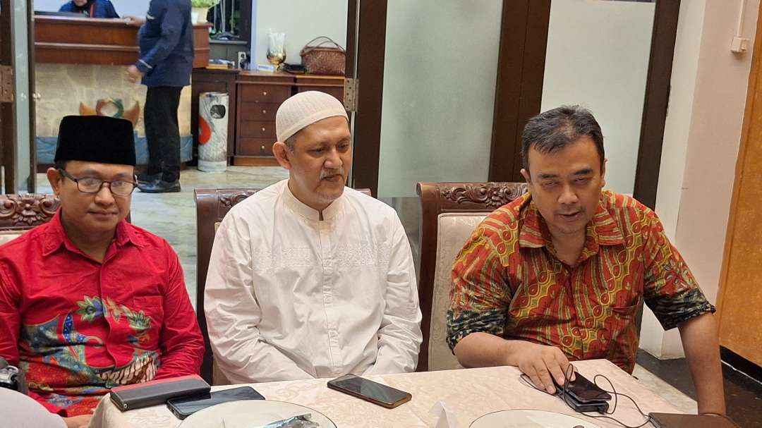 Tim pemenangan pasangan Calon Gubernur dan Wakil Gubernur Jawa Timur nomor urut 3, Tri Rismaharini-Zahrul Azhar Asumta Gus Hans, saat melakukan konferensi pers, Rabu 27 Oktober 2024 malam. (Foto: Julianus Palermo/Ngopibareng.id)