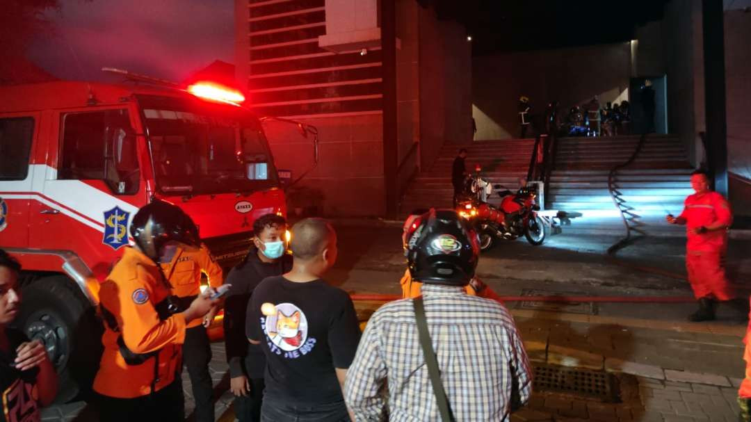 Petugas PMK melakukan proses pemadaman di panti pijat di Surabaya. (Foto: Fariz Yarbo/Ngopibareng.id)