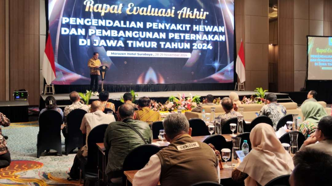 Pj Gubernur Jatim, Adhy Karyono saat membuka rapat evaluasi akhir pengendalian penyakit hewan dan pembangunan peternakan di Jatim. (Foto: Fariz Yarbo/Ngopibareng.id)