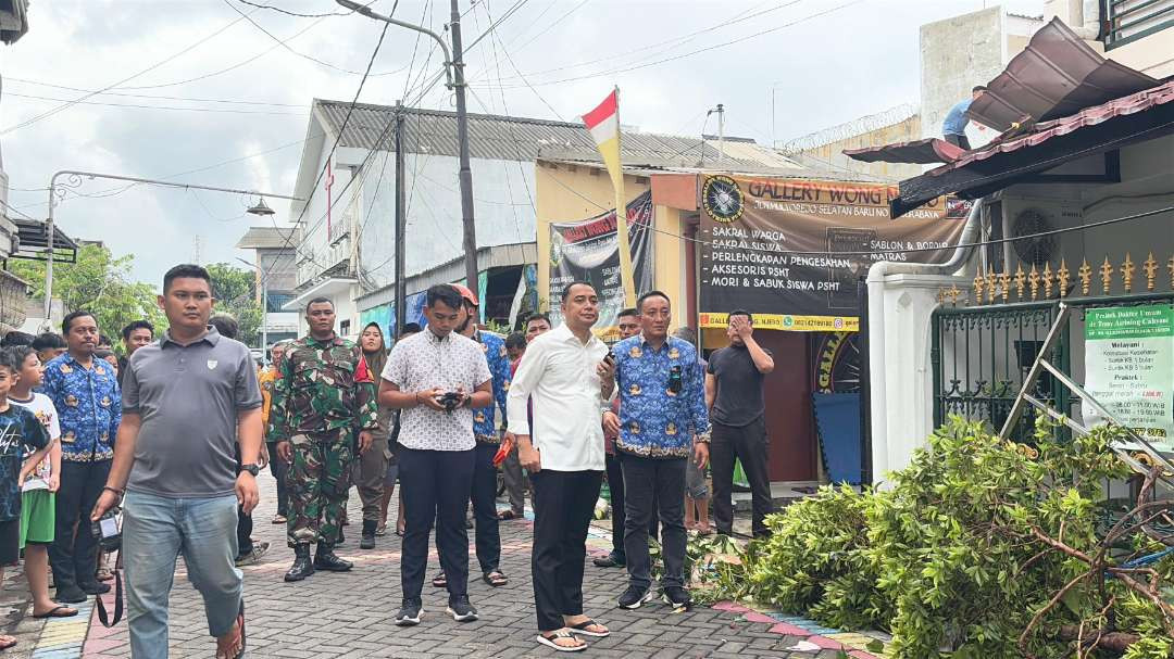 Walikota Surabaya Eri Cahyadi bersama Kepala BPBD Surabaya Agus Hebi Djuniantoro saat meninjau rumah yang terdampak angin kencang dan hujan deras di Manyar Tegal, Mulyorejo, Surabaya. (Foto: Julianus Palermo/Ngopibareng.id)