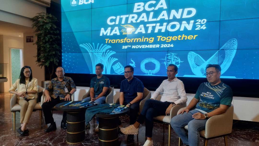 Sherlina (kiri ke kanan), SO Pengembangan bisnis wilayah III BCA, Kusnadi - Kepala pengembangan bisnis wilayah III BCA, Stevie Chandra - Perwakilan Race Director CitraLand Marathon 2024, Yuliarso Christiono - Ketua BCA CitraLand Marathon 2024, Lauw Hendra - Direktur Ciputra Grup, dan Hwawan - Perwakilan komunitas Wee Run, saat konferensi pers BCA CitraLand Marathon 2024, di Kantor Marketing CitraLand.  (Foto: Julianus Palermo/Ngopibareng.id)