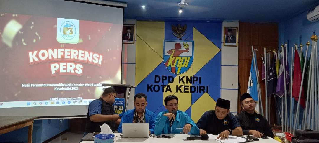 Lembaga Pemantau Pemilu dan Pilkada (LP3) Kota Kediri menggelar konferensi pers, untuk menyampaikan hasil pantauan Pilkada Kota Kediri 2024. (Foto: Fendi Lesmana/Ngopibareng.id)