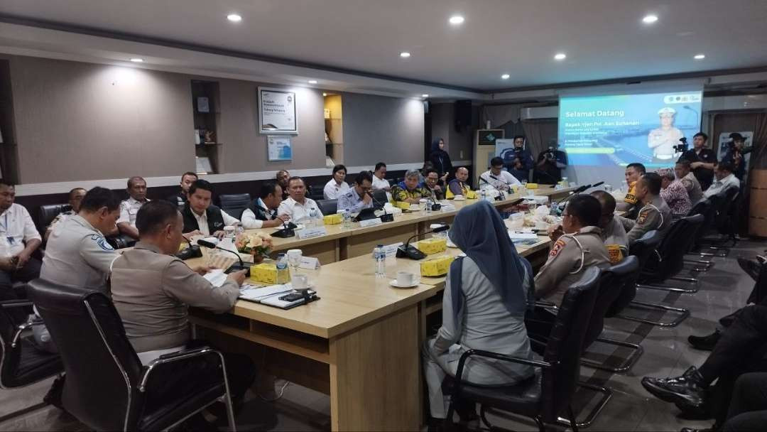 Korlantas Polri melakukan rapat bersama ASDP dan stake holder terkait di Pelabuhan Ketapang, Banyuwangi (foto : Muh Hujaini/ngopibareng.id)