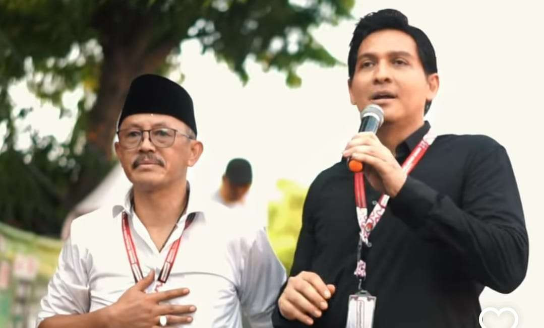 Aktor Lucky Hakim (kanan) pernah mengundurkan diri dari jabatan Wakil Bupati Indramayu. Kini, ia klaim kemenangan Pilkada Indramayu versi quick count. (Foto: Instagram Lucky Hakim)