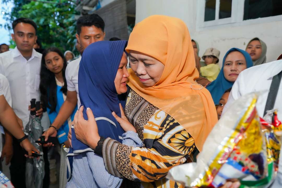 Ike Rahmawati, istri almarhum Daris, bahkan langsung memeluk Khofifah, saat Calon Gubernur Jawa Timur itu, berkunjung ke rumah keluarga Daris di Situbondo, pada Jumat 29 November 2024. (Foto: Istimewa)