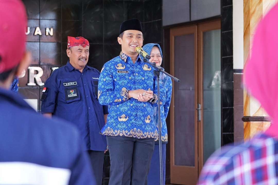 Pelaksana Tugas (Plt) Wali Kota Pasuruan, Adi Wibowo (Mas Adi) melepas keberangkatan kontingen Komite Olahraga Masyarakat Indonesia (KORMI) Kota Pasuruan ke FORDA) Ke-II Jawa Timur di Surabaya. (Foto: Istimewa)