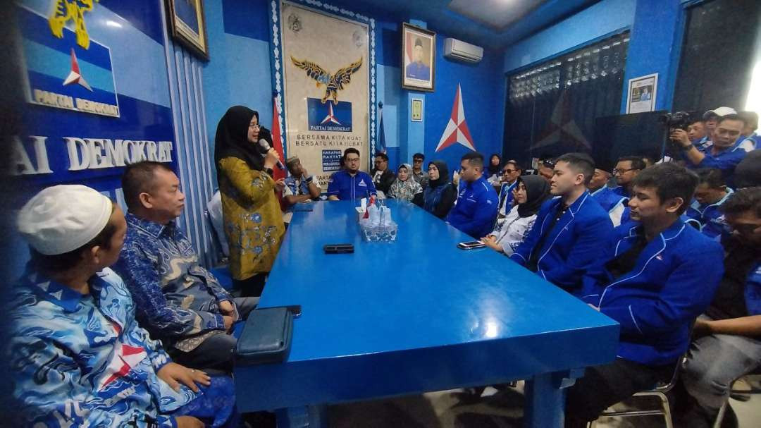 Ipuk Fiestiandani mengunjungi Kantor DPC Partai Demokrat Banyuwangi (Foto: Muh Hujaini/Ngopibareng.id)