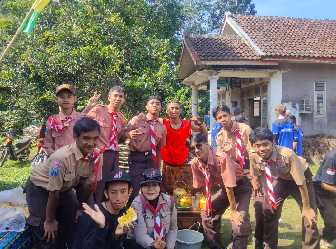 Anggota Pramuka Penegak Kwarcab Kota Malang mengikuti Pengembangan Kepramukaan pada program Bedah Rumah di Kelurahan Wonokoyo, Kecamatan Kedung Kandang, Kota  Malang pada Jumat, 25 November 2024. (Foto: Pusdatin Kwarda Jatim)