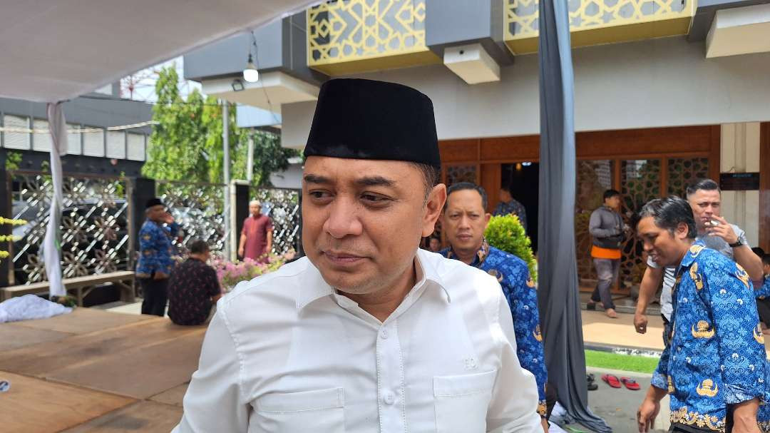 Walikota Surabaya Eri Cahyadi menjelaskan, pihak RS dr. Soewandhie telah merawat intensif petugas KPPS bernama Hendrik Purwanto. (Foto: Julianus Palermo/Ngopibareng.id)