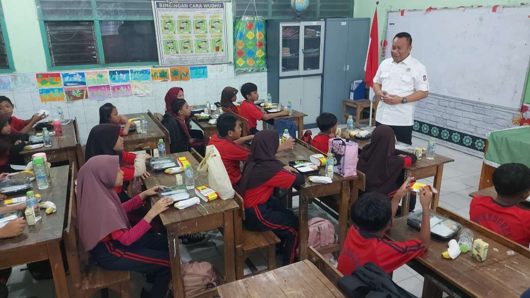 Ketua Komisi A DPRD Kota Surabaya, Yona Bagus Widyatmoko yang menginisiasi program pemberian Makan Bergizi Gratis (MBG) di SD Negeri Kedurus I. (Foto: Julianus Palermo/Ngopibareng.id)