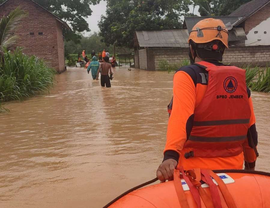 Relawan BPBD Jember saat melakukan asesmen di lokasi (Foto: Dok BPBD Jember)