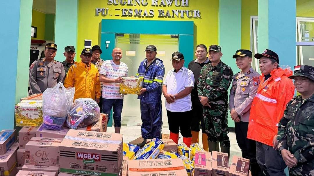 Koordinator Presidium Aremania serahkan bantuan lewat Forkopimda Kabupaten Malang (Foto: Presidium Aremania)