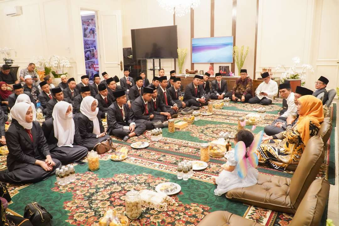 33 santri dari Jawa Timur mendapatkan beasiswa untuk program sarjana di Universitas Al Azhar Cairo, Mesir mengunjungi Khofifah Indar Parawansa. (Foto: Dok)