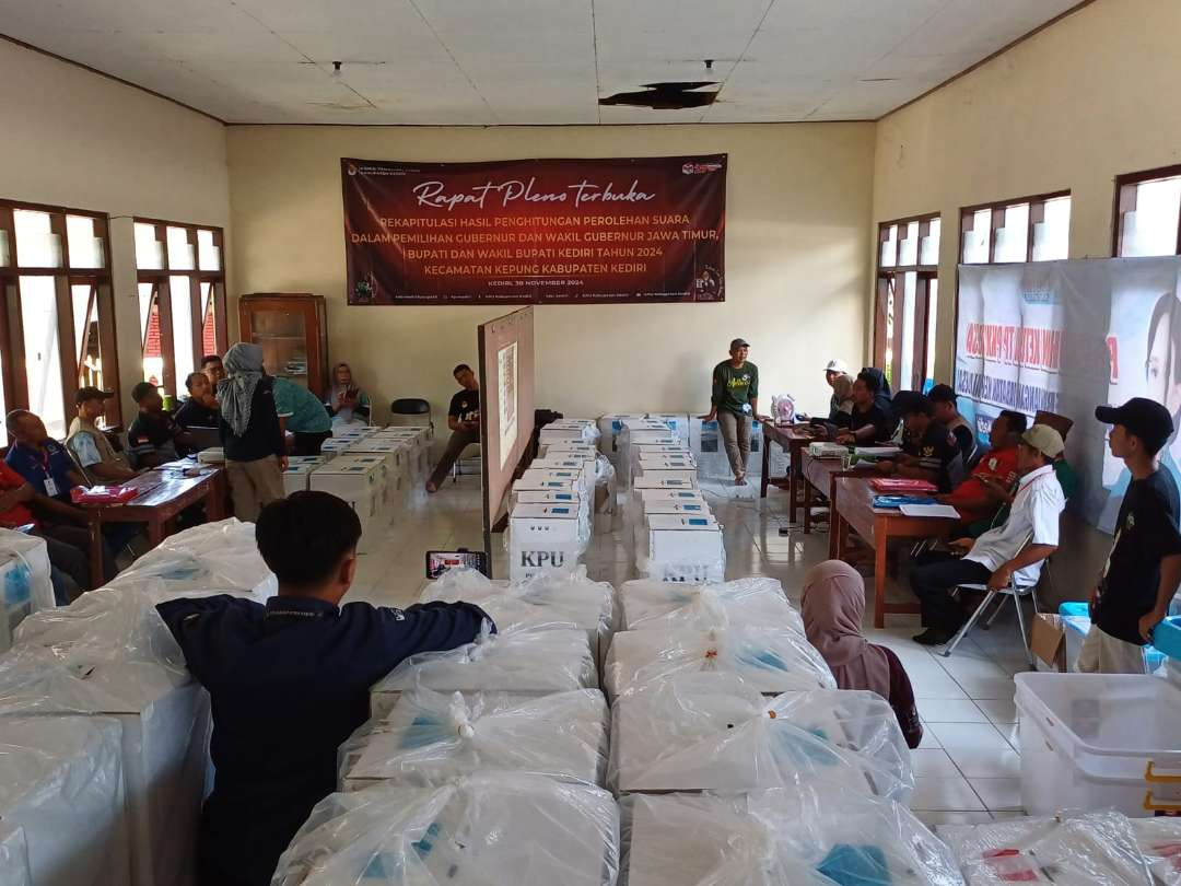 Rekapitulasi suara tingkat kecamatan Pilkada Serentak di Kabupaten Kediri. (Foto: Witanto/Ngopibareng.id)