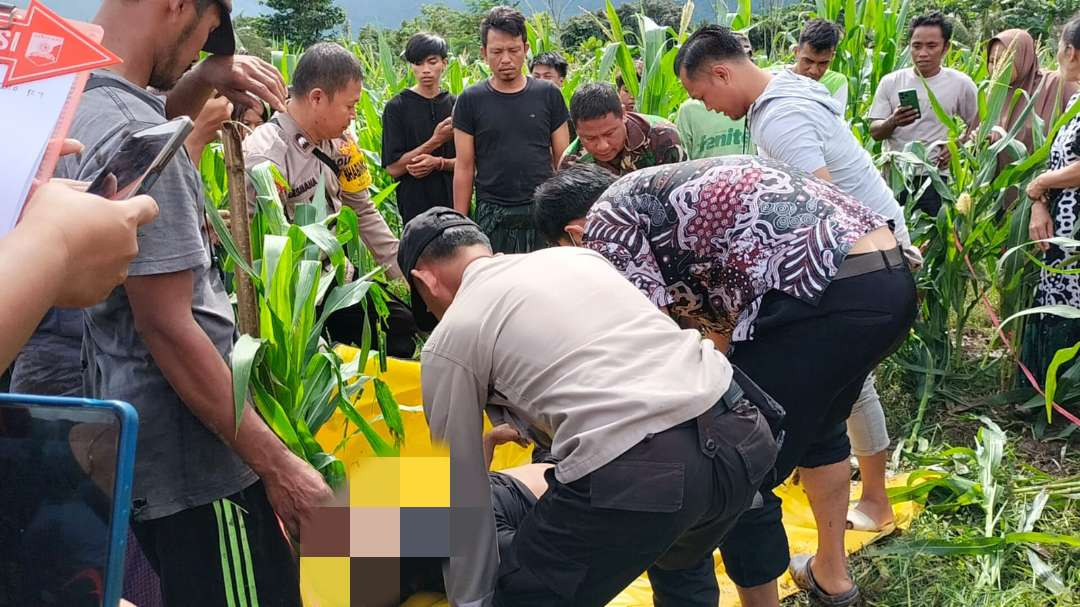 Polisi saat mengevakuasi mayat yang diduga pencuri tabung gas (Foto: Dokumentasi Polsek Mumbulsari)