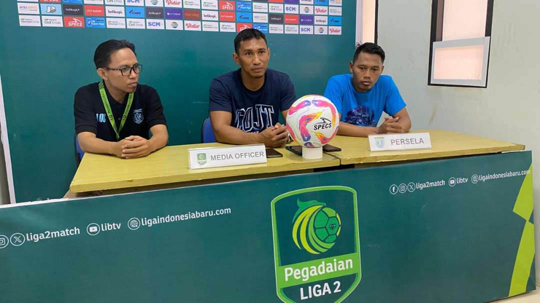 Pelatih Persela Lamongan, Zulkifli Syukur, saat konferensi pers jelang duel lawan Persewar Waropen. (Foto: Istimewa)