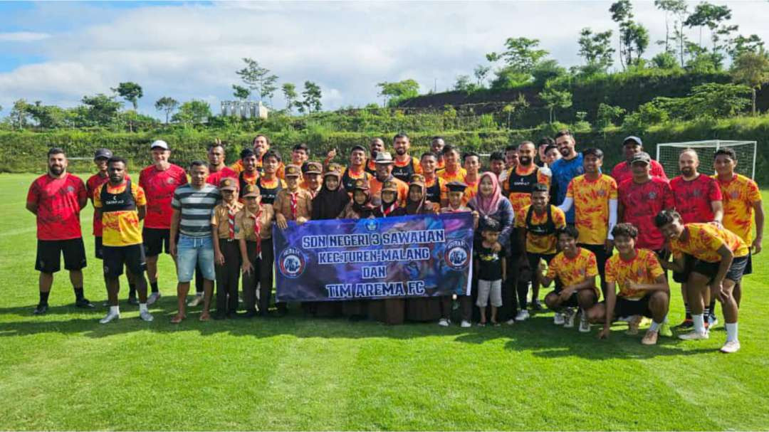 Siswa SDN 3 Sawahan Turen berfoto bersama penggawa Arema FC. (Foto: Agung Prima/Ngopibareng.id)