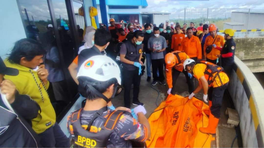 Proses evakuasi jenazah oleh tim SAR gabungan (Foto: SAR Surabaya)