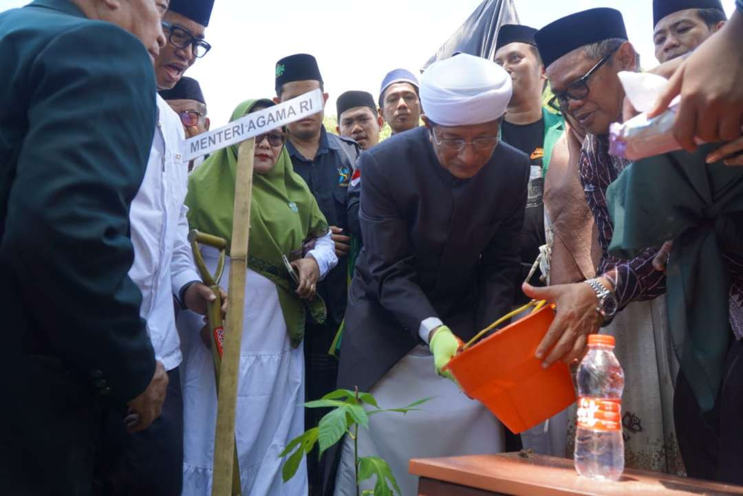 Menteri Agama RI Nasaruddin Umar meninjau pelaksanan simulasi program Makan Bergizi Gratis di Polewali Mandar, Sulawesi Barat, Sabtu 30 November 2024. (Foto: Dok Kemenag)