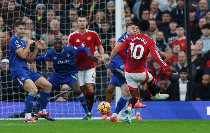 Manchester United (MU) memimpin 2-0 atas tamunya Everton dalam babak pertama partai lanjutan kompetisi Liga Inggris, Minggu, 1 Desember 2024. (Foto: Reuters)