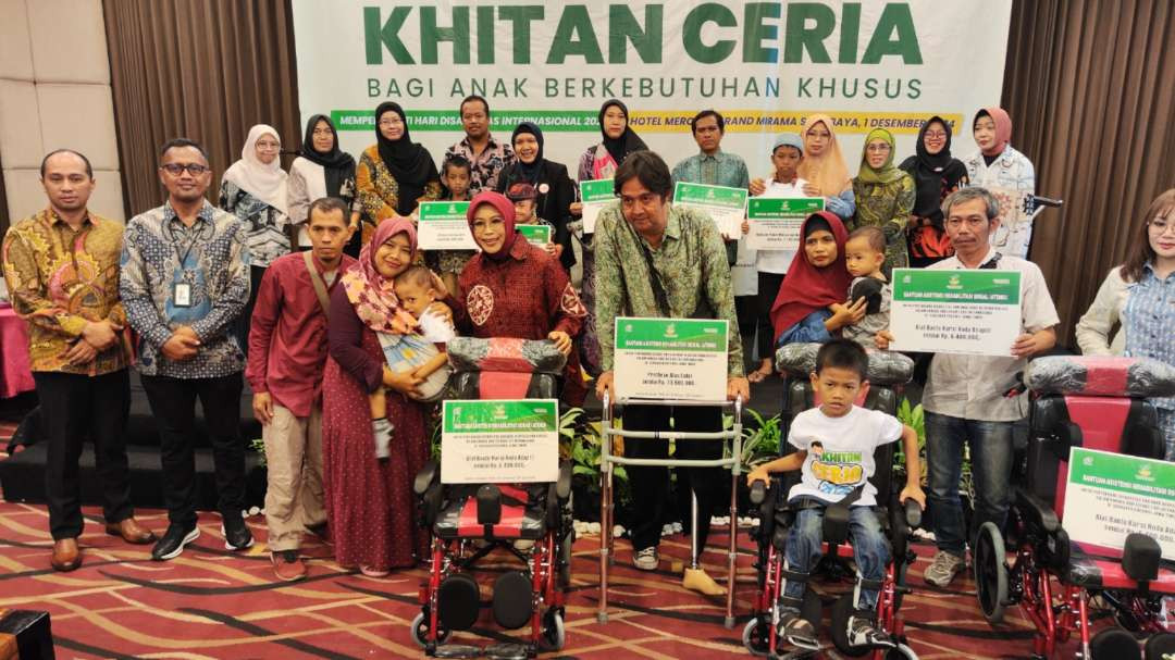 Penasehat Dharma Wanita Kemensos, Fatma Saifullah Yusuf bersama penerima bantuan di Surabaya, Minggu 1 Desember 2024. (Foto: Fariz Yarbo/Ngopibareng.id)