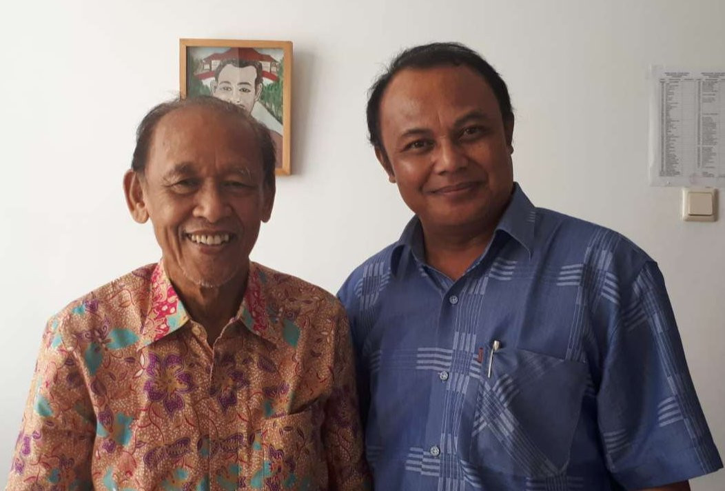 Mantan Rektor UGM (Alm) Prof Ichlasul Amal dan penulis Himawan Bayu Patriadi, PhD, dalam suatu acara. (Foto: dok. Himawan Bayu Patriadi, PhD)