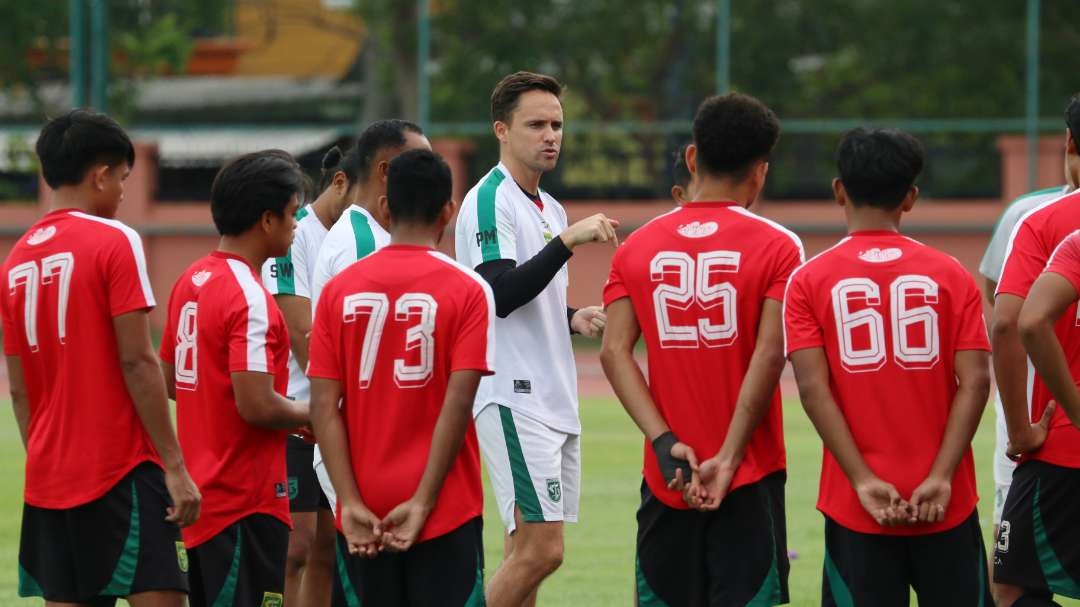 Pelatih Persebaya, Paul Munster saat memberikan instruksi kepada pemain dalam latihan. (Foto: Fariz Yarbo/Ngopibareng.id)