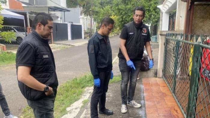 Petugas Polres Metro Jakarta Selatan melakukan olah TKP pembunuhan ayah dan nenek. Pelakunya anak kandung usia 14 tahun. (Foto: Istimewa)