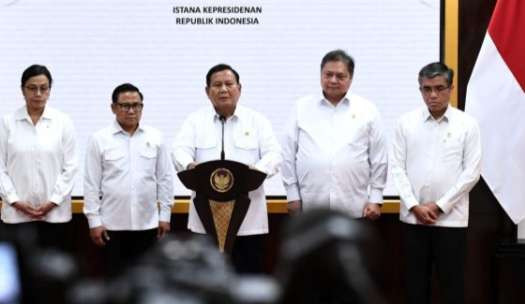 Presiden Prabowo Subianto menyampaikan keterangan pers terkait kenaikan upah minimum nasional. (Foto: BPMI Setpres)