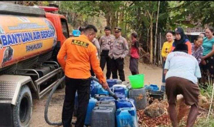 Penyaluran bantuan air bersih ke daerah terdampak kekeringan dihentikan BPBD Bondowoso, Jawa Timur, sejak akhir November 2024. (Foto: Guido Saphan/Ngopibareng.id)